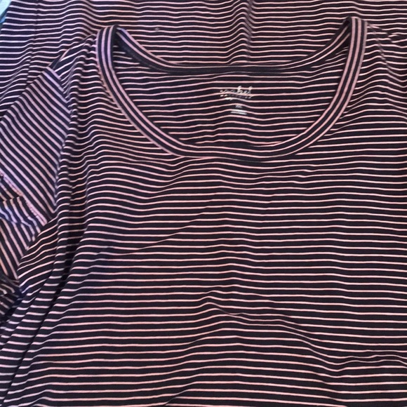 Ingrid & Isabelle Maternity ruffle sleeve dress - Picture 2 of 3